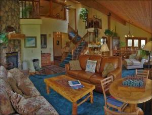 Longthong Home - 2730: Private Home with Great Views & 3 Living Rooms