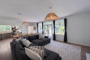Wave & Willow Retreat- Sleeps 16 & 5 mins to beach