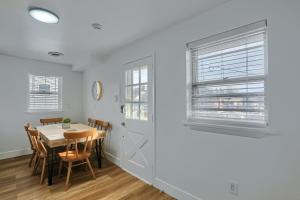Spacious and Modern Three Bedroom Apartment in Pittsburgh with Parking