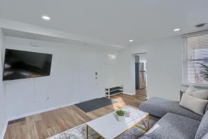 Spacious and Modern Three Bedroom Apartment in Pittsburgh with Parking