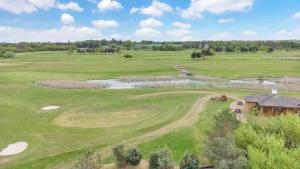 Premium Coastal Retreat Sleeps 7 - Walk to the Beach - Super Fast Starlink Wi-Fi