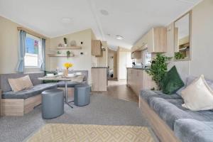 Premium Coastal Retreat Sleeps 7 - Walk to the Beach - Super Fast Starlink Wi-Fi