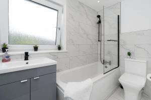 Contractor & Family Friendly House - Sleeps 8 - FREE Parking and Fast Wi-Fi