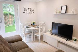 Spacious 2 Bed Apartment with Free Parking, Sleeps Up To 6