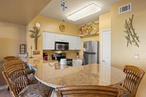Come visit Sophomore! 2BR 2BA Beachfront Condo! Sleeps 5!