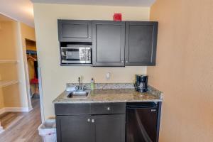 New Landmark Resort Direct Oceanfront - Low Floor!