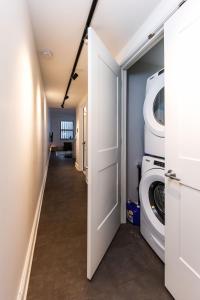 Luxury Downtown Apt with Parking, Gym, and Lap Pool