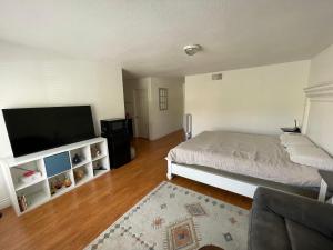 LA Lux Suite with Private Bathroom