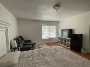 LA Lux Suite with Private Bathroom