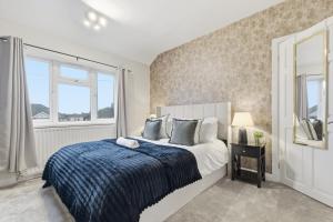 NEW 4 Beds Huge Driveway for LWBs Group Base Willenhall Bilston Junction 10 M6 A454 Keyway Junction A463- Wolverhampton Walsall-I54 Business Park-Molineux Stadium - Grand Theatre - BY Samina - ARZ Stays - Regular Work & Long Stays Available