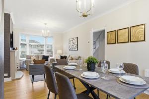 NEW 4 Beds Huge Driveway for LWBs Group Base Willenhall Bilston Junction 10 M6 A454 Keyway Junction A463- Wolverhampton Walsall-I54 Business Park-Molineux Stadium - Grand Theatre - BY Samina - ARZ Stays - Regular Work & Long Stays Available