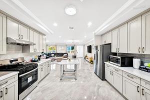 Spacious 6BR Stay + Parking + Near DTLA #TravelSGV
