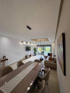 Premium 2 Bedroom Suite Maarif Central & High-Speed Wi-Fi Fully Equipped Walk to Twin Center & Shops Next to Carrefour Val Fleuri Family-Friendly