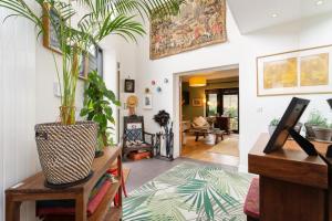 Spectacular 2 Bedroom Apartment with Sunny Garden & Terrace