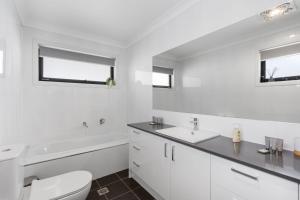 Family-Friendly 4-Bed Home with Courtyard
