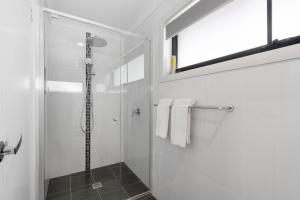 Family-Friendly 4-Bed Home with Courtyard