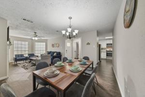Pool Villa- Near Airport & Downtown, Fire Pit, Foosball