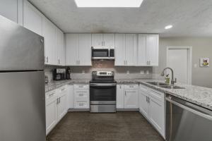 Pool Villa- Near Airport & Downtown, Fire Pit, Foosball