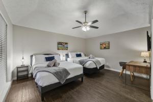Pool Villa- Near Airport & Downtown, Fire Pit, Foosball