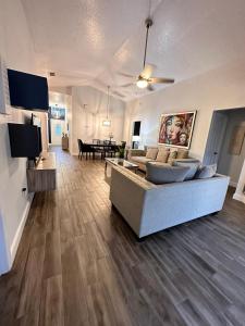Beautiful 5BR home near Disney with private pool, large yard & BBQ
