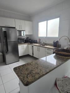 200m Praia Canto do Forte! 2 Quartos - Estacionamento e Varanda Gourmet - Wi-Fi 200mbps