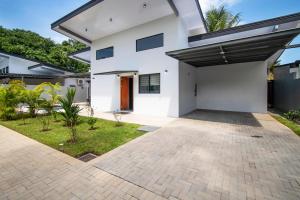 5 min walk to Uvita beach, pool, 3 bdr, AC!