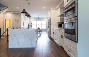 Lovely Modern 3BR-3BA Grove Home ABODEbucks