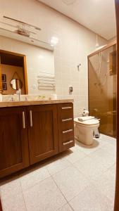 Próximo ao centro, Ar, varanda e churrasqueira!