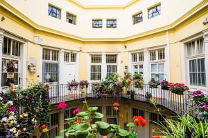 Hunyadi Apartment - Elegant quiet flat in Buda Castle with parking