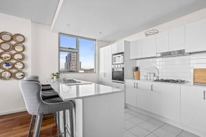 City Perch Escape - Sweeping Penthouse-style Haven