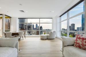 Yarra Rise Dual City Escapes with Scenic Outlooks