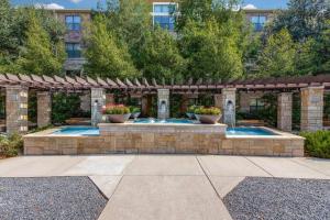 Luxury 1 BedRM Unit in Frisco Pool Gym & Workplace