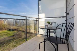 Unique Apartment with Balcony in Warsaw by Noclegi Renters