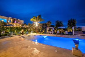 Boutique Villa 7 bedrooms - Pool, Garden & Parking - Happy Rentals