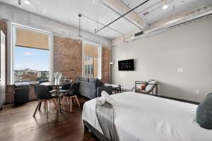 Modern Downtown Apartment | Pool, Laundry, Valet Parking