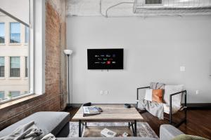Modern Downtown Apartment | Pool, Laundry, Valet Parking