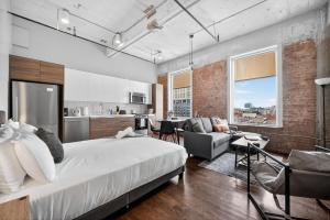 Modern Downtown Apartment | Pool, Laundry, Valet Parking