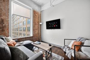 Modern Downtown Apartment | Pool, Laundry, Valet Parking
