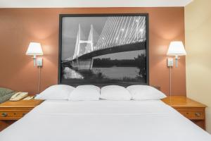 1 King Bed, Mobility Accessible Room, Non-Smoking. room in Super 8 by Wyndham Charleston MO