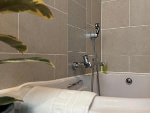 Modern Double bedroom in city apartment room 2