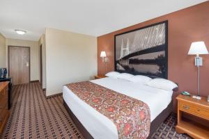 King Room - Smoking  room in Super 8 by Wyndham Charleston MO