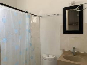 Gran Casa 8 Camas a 15 min del Aeropuerto con WIFI y AC en Zona industrial