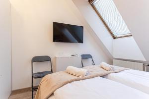 10-Min Walk to Hauptbahnhof, Cozy Private Rooms with AC, TV & WIFI
