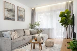 Toruń Cozy Apartment with Balcony by Noclegi Renters