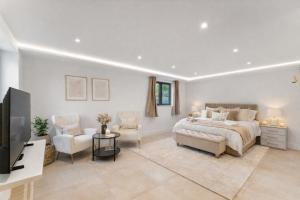 Exquisite 4BR Designer Home with Smart Features, Free Parking & SkyStream - Sleeps Up To 10 in Gerrards Cross SL9