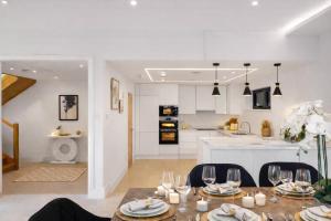 Exquisite 4BR Designer Home with Smart Features, Free Parking & SkyStream - Sleeps Up To 10 in Gerrards Cross SL9