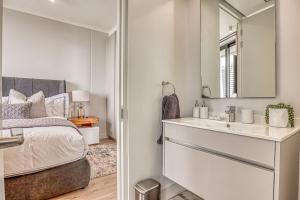 Ellipse Waterfall Luxe Retreat