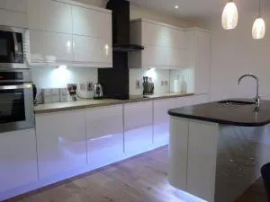 Langley Cottage - jacuzzi bath, spacious rooms - part of Langley Serviced Apartments several properties in Wick - 威克