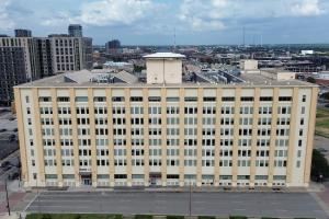 Beautiful Downtown Apartment with Pool, Laundry, Parking