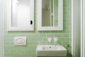 Prieto Picudo - Harbors Light